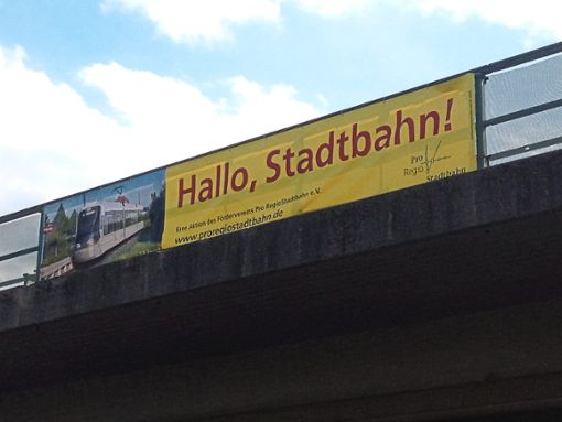 An der Brücke bei der B27-Abfahrt Bodelshausen sind zwei Banner gestohlen worden – es müssen professionelle Diebe gewesen sein.Foto: privat Foto: Schwarzwälder Bote
