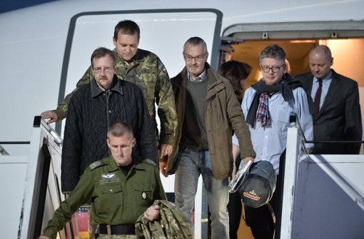 Die freigelassenen OSZE-Inspektoren verlassen am 3. Mai 2014 auf dem militärischen Teil des Flughafens Berlin-Tegel in Berlin die Maschine der Bundeswehr. Die Beobachter wurden seit dem 25. April in der Ostukraine festgehalten und am Morgen des 3. Mai 2014 freigelassen. Foto: dpa