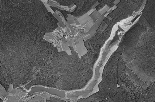 1968 zeigen die Luftbilder die Baumaßnahmen zur Nagoldtalsperre bei Seewald/Erzgrube. Foto: Landesarchiv/StAL/EL68IX-568