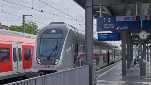 Ein Zug der  Gäubahn ist in Stuttgart-Vaihingen zur Abfahrt bereit. (Archivfoto) Foto: Jürgen Lück
