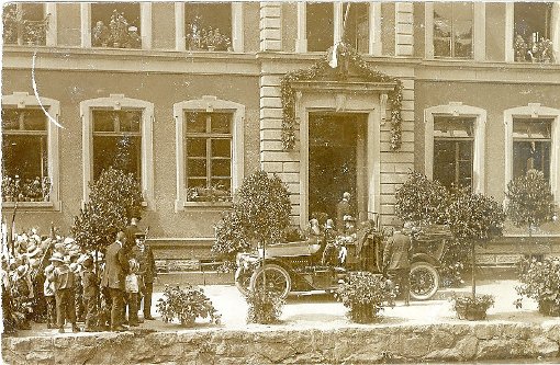 Vom Besuch der Großherzogin wurde 1915 eine Postkarte aufgelegt – allerdings nur mit grüßendem Menschen und einem geschmückten Lazarett. Die Verwundeten blieben außen vor. Foto: Städtische Museen Foto: Schwarzwälder-Bote