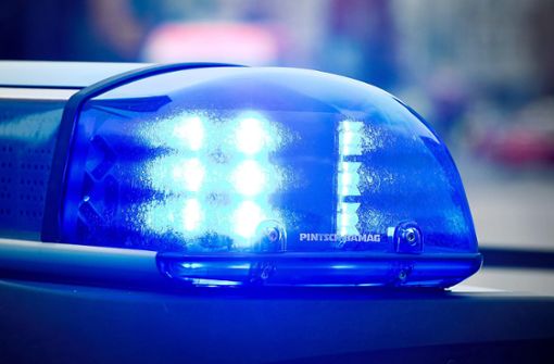 Ein bislang unbekannter Autofahrer erfasst am Dienstagabend in Kehl eine 25-Jährige Fußgängerin, die verletzte sich dabei schwer. Laut Polizei befindet sie sich auch am Donnerstag noch im Krankenhaus. Foto: Pleul
