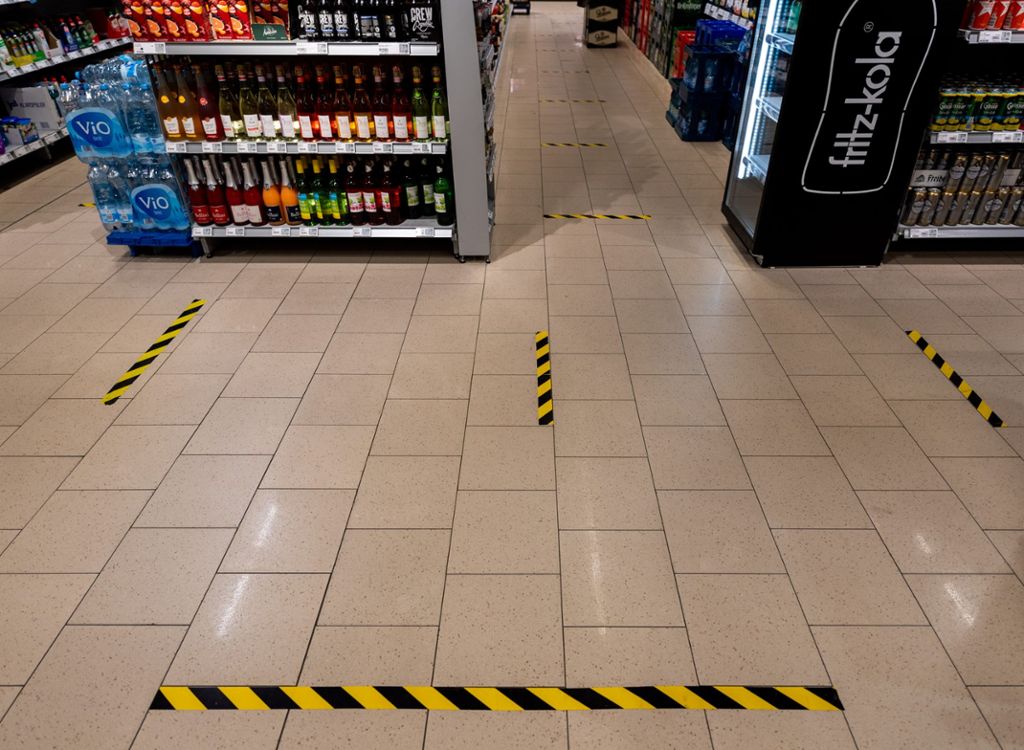 Zwei Männer ignorierten in einem Supermarkt den Markierungsabstand. (Symbolfoto) Foto: dpa