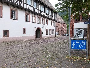 Bisher darf der Klosterplatz in Schrittgeschwindigkeit  durchfahren werden. Foto: Werthenbach Foto: Schwarzwälder-Bote