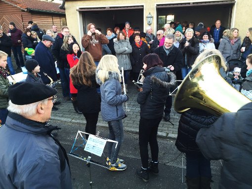 Viele Benzinger erwarteten die Musikkapelle bereits bei ihrer Tournee durch den Ort. Fotos: Hoffmann Foto: Schwarzwälder-Bote