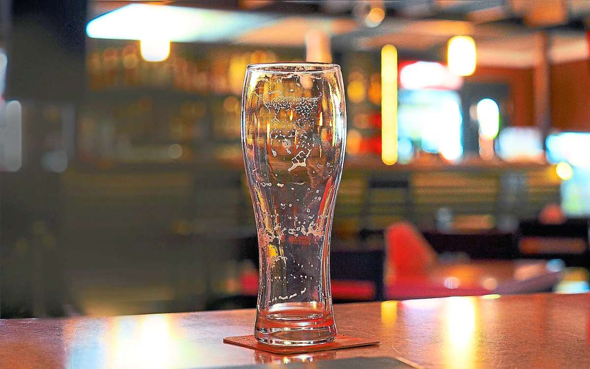 Ein 33-Jähriger Mann hat einer Bar in Titisee-Neustadt randaliert. Laut Polizei war er alkoholisiert. (Symbolfoto) Foto: ANGHI – stockadobe.com