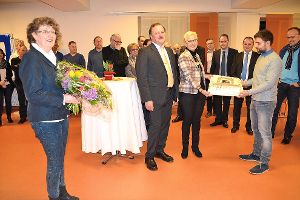 Joachim Flik (Mitte) und seine  Frau Gabriele Weiland-Flik  (links) nahmen gestern zahlreiche  Glückwünsche entgegen. Foto: Kunert