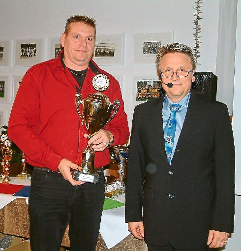 Armin Buchmann (links) bekam vom MSC-Vorsitzenden Bernd Bohnenberger den Wanderpokal überreicht.  Foto: Schönthaler Foto: Schwarzwälder-Bote