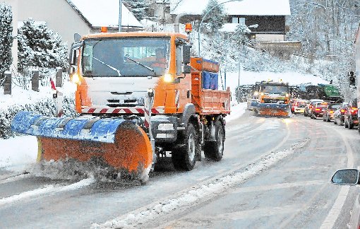 Im Dreier-Pack wird auf der Bundesstraße 462 Schnee geräumt. Foto: Wegner