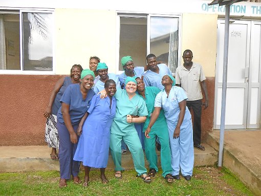 Die Kollegen in dem ugandischen Krankenhaus sind Sabine Pühl ans Herz gewachsen. Foto: Schwarzwälder-Bote