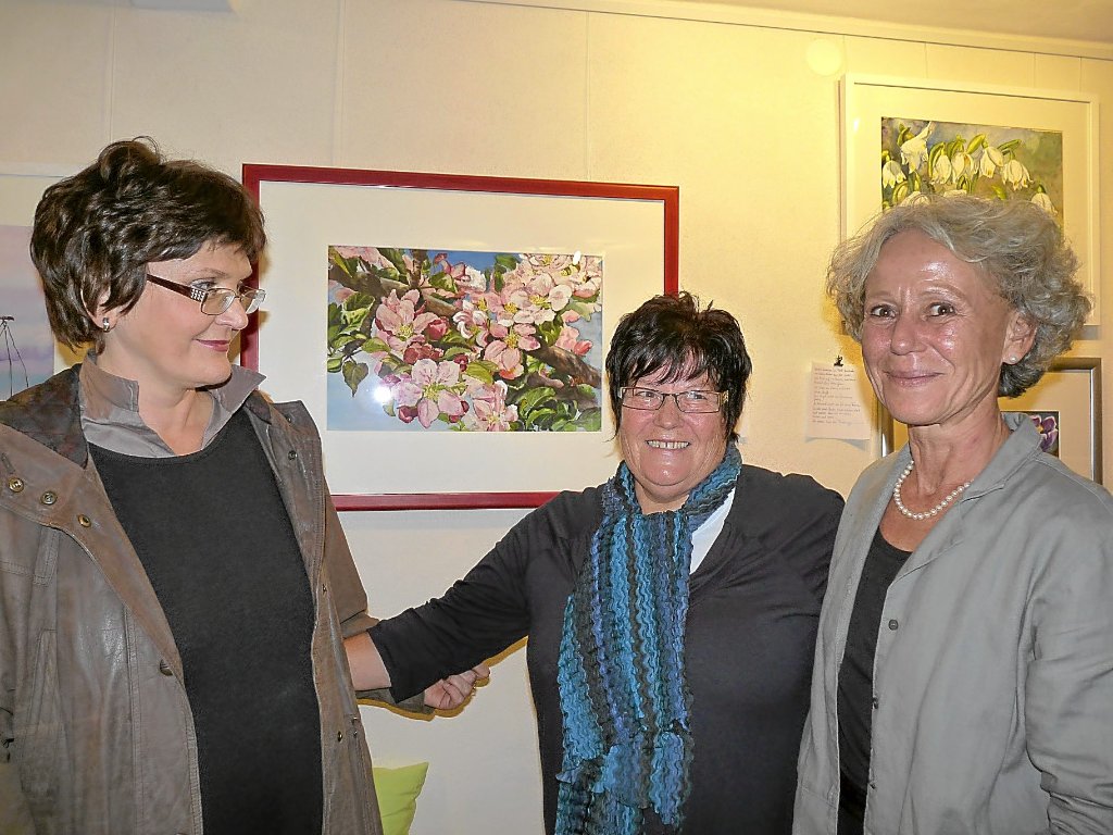 Kunstdozentin Tamara Gross, die Malerin Renate Schulz und Silvia Ketterer (von links), Schöpferin und Betreiberin des Kunsthäusles in Simmozheim.  Foto: Selter-Gehring Foto: Schwarzwälder-Bote