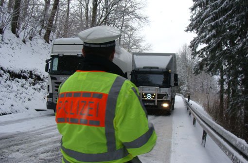 Winterliche Straßenverhältnisse haben am Montag im Nordschwarzwald zu mehreren - teils schweren - Unfällen und massiven Verkehrsbehinderungen geführt. (Symbolfoto) Foto: kamera24.tv