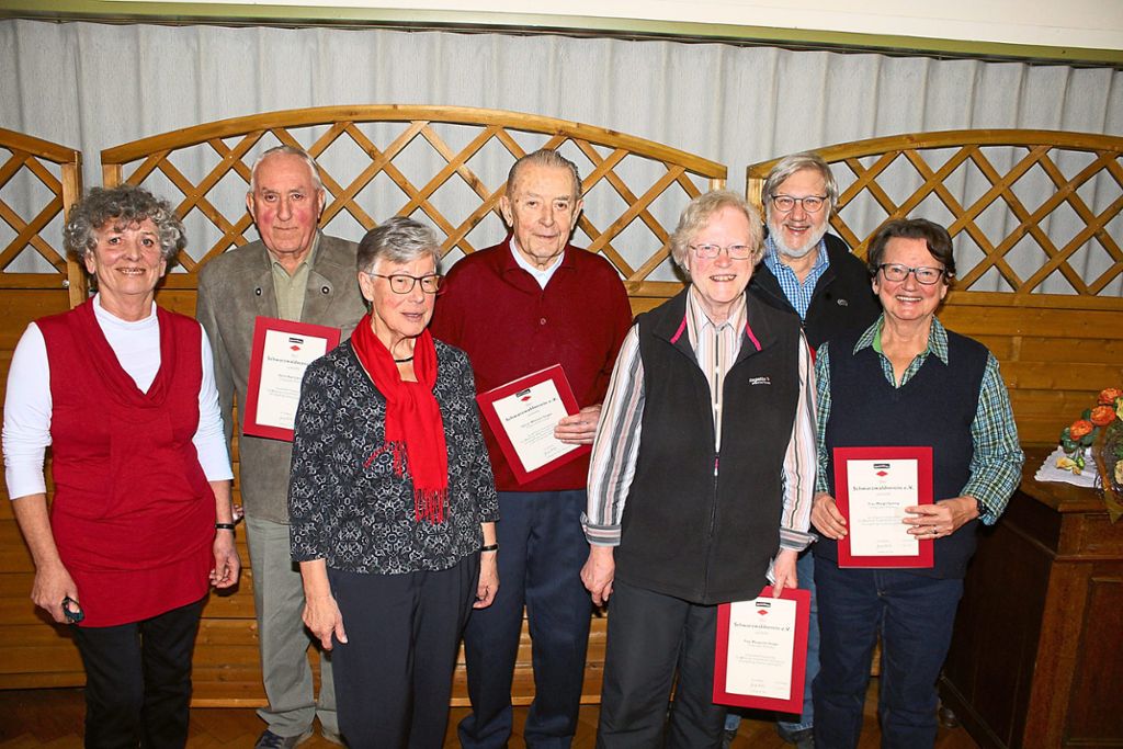 Langjährige Mitglieder der Ortsgruppe Altensteig wurden bei der Hauptversammlung im Traubensaal geehrt. Foto: Köncke Foto: Schwarzwälder Bote