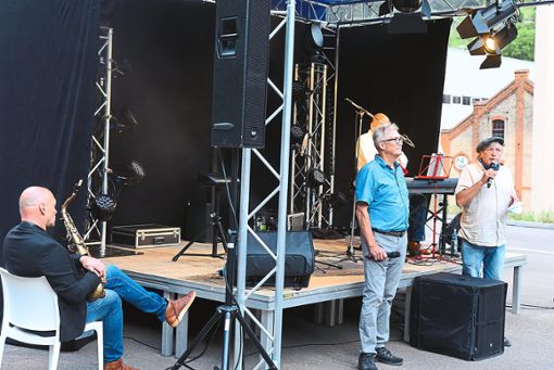 Harald Burger (von rechts) eröffnet mit Ulrich Bauknecht die Konzertreihe mit Arno Haas  in der Geißhalde.Fotos: Ziechaus Foto: Schwarzwälder Bote