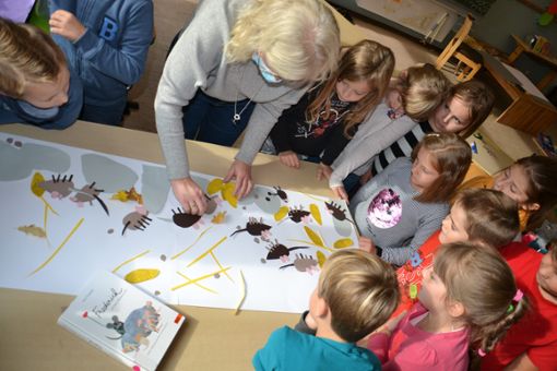Margita Fäßler, Leiterin  der Stadtbücherei, hat beim Frederick-Tag in der Iselin-Schule mit den Kindern gebastelt.Fotos: Klug Foto: Schwarzwälder Bote