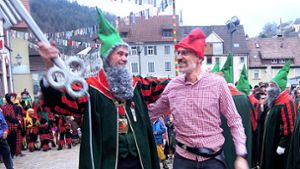 Narrenvater Uwe Faller (links) hat den Schlüssel von Bürgermeister Marc Winzer erobert. Foto: Kern
