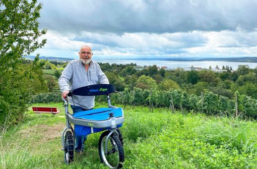 Mit seinem Geländerollator kommt Gerhard Wissel auch wieder zu seiner Lieblingsbank, um den Blick auf den Bodensee zu genießen. Foto: oh/privat