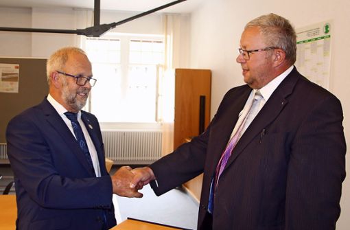 Bürgermeister-Stellvertreter Ramon Kara (rechts) verpflichtete Bürgermeister Bernhard Waidele auf sein Amt. Foto: Weis