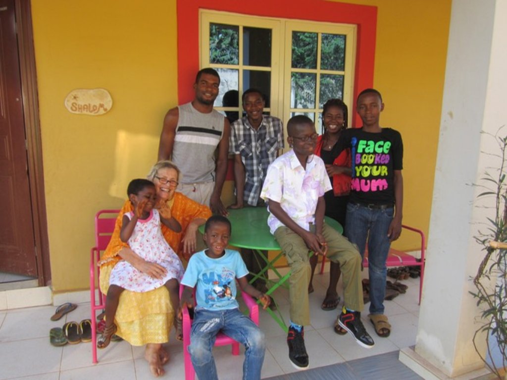 Gabriele Ayivi (Zweite von links) vor ihrem Haus in Nigeria, zusammen mit ihren Mitbewohnern.  Foto: Verein Foto: Schwarzwälder-Bote