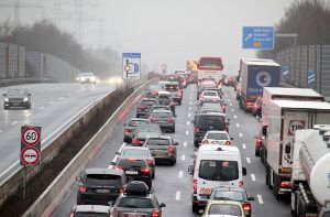 Autos stehen am Samstag auf der Autobahn 7 bei Göttingen im Stau. Ursache ist eine Vollsperrung der Autobahn nach einem Gefahrgutunfall am Freitag. Die Sperrung bleibt vermutlich noch einige Tage bestehen. Foto: dpa