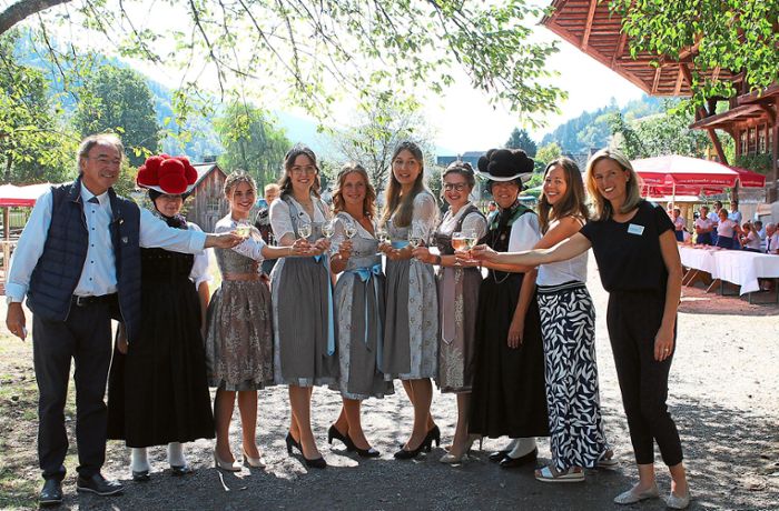 80 Besucher stoßen mit an: Weinkönigin und ihre Prinzessinnen zu Gast in Gutach