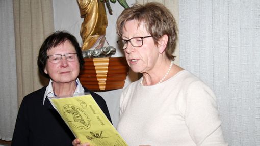 Sagen leise Servus: Die Altenwerksmitbegründerinnen Siglinde Hertkorn (links) und Irma Eger hören nach 35 erfolgreichen Jahren auf. Foto: Lenski