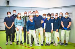 Gemeinsam gegen Corona: Mehr als 200 Menschen hat das Aktionsteam am Samstag in der Isinger Eschwaldhalle geimpft. Foto: Huonker