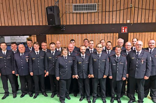 Bei der Hauptversammlung der Feuerwehr Blumberg ehrte  Kommandant Stefan Band (rechts) zahlreiche Brandschützer für ihren jahrzehntelangen Einsatz. Foto: Simon Bäurer/Simon Bäurer