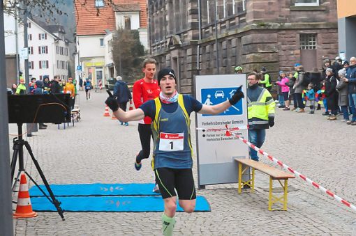 Stadtlaufsieger in Calw 2018: Philipp Kern von der Turngemeinde  Dietlingen (hier beim Zieleinlauf). Foto: Krehl