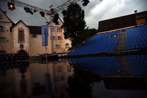 Erstmals mussten die Opernfestspiele Schloss Glatt umziehen. Drohende Gewitter und anhaltender Regen ließen eine Freiluftaufführung im Glatter Schlosshof nicht zu. Foto: Schnekenburger