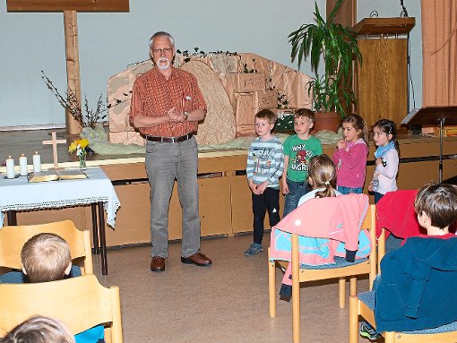 Diakon Manfred Bertsch erläuterte den Kindern das Ostergeschehen.  Foto: Ziegelbauer Foto: Schwarzwälder-Bote