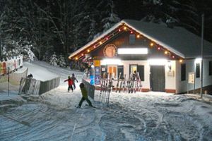 Die kleinen Skiläufer fahren an der beleuchteten Skihütte vorbei. Diese lädt auch zum Einkehrschwung ein.  Foto: Müller Foto: Schwarzwälder Bote