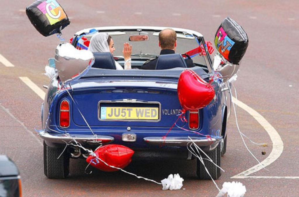 Nach der Hochzeit vor vier Jahren sind die Frischvermählten William und Kate in einem blauen Aston Martin Coupe davongebraust. Während die Nation auf das zweite Royal Baby wartet, fährt Kate kurz vor der Geburt noch Auto.