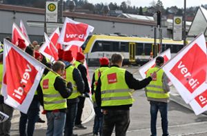 SWEG-Mitarbeiter  bei einer Kundgebung im Rahmen des Warnstreiks vor dem Bahnhof in Gammertingen Foto: dpa/Bernd Weißbrod