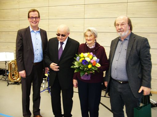 Bürgermeister Frank Schroft (links) und Ortsvorsteher Erhard Karle ehrten Willi Steidle und Erika Lange.  Foto: Gerstenecker Foto: Schwarzwälder Bote