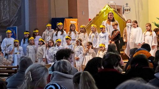 Rund 20 Kinder standen beim ökumenischen Singspiel in der Kirche St. Leopold in Mahlberg auf der Bühne. Foto: Schillinger-Teschner