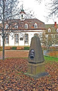 Der Zinzendorfplatz mit dem Denkmal, das an  Graf Nikolaus von Zinzendorf erinnert.  Foto: Vaas Foto: Schwarzwälder-Bote