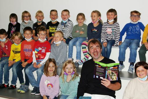 Die Kinder der Grundschule Harthausen haben bei einer Lesestunde mit Erfolgsautor Boris Pfeiffer aus Berlin spannende Geschichten gehört. Foto: Fotos: Gauggel