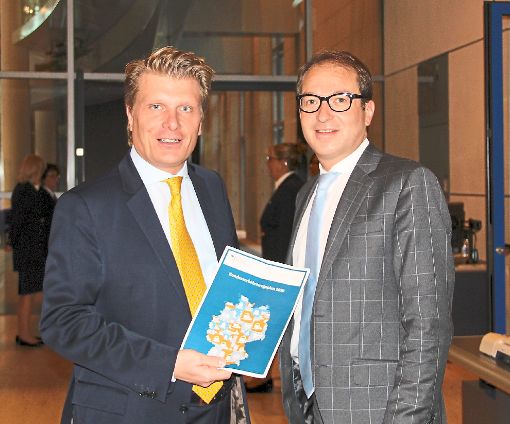 Verkehrsminister Alexander Dobrindt (rechts) hat den Bundesverkehrswegeplan an den Abgeordneten Thomas Bareiß übergeben. Foto: CDU Foto: Schwarzwälder-Bote