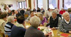 Zum Adventskaffee haben sich zahlreiche Gäste im   Gemeindehaus getroffen.  Foto: Huber Foto: Schwarzwälder Bote