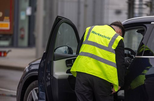 Kontrolle an der Zufahrt: Die Todesschüsse im Mercedes-Werk wirken noch immer nach. Foto: IMAGO Eibner Foto/Dennis Duddek
