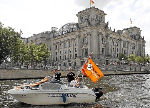 Im August 2009 schipperten die Piraten noch über die Spree. Mittlerweile haben sie das Berliner Rathaus geentert. Und nun könnten sie auch bald auf der Nagold unterwegs sein.   Foto: Kumm