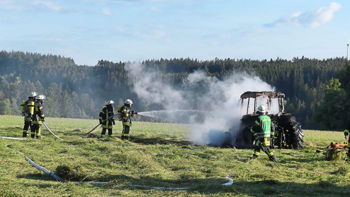 Tennenbronn: Traktor brennt aus