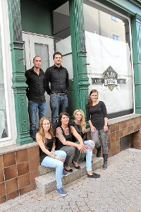 Startklar: Das Team um Marc Unger (hinten rechts)  der  Bar Schwarzbrenner, die am 2. Oktober eröffnet. Foto: Brenner Foto: Schwarzwälder-Bote