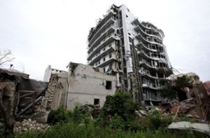 Mit dem Geld soll die Versorgung der Bevölkerung gewährleistet werden, wie etwa im zerstörten Charkiw (im Foto). (Archivbild) Foto: dpa