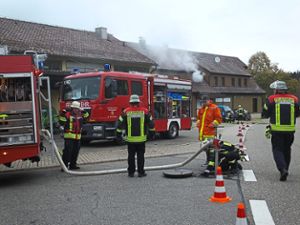 An der Ortsdurchfahrt in Würzbach absolvierte die Feuerwehr am Samstag ihre Hauptübung. Foto: Stocker Foto: Schwarzwälder Bote