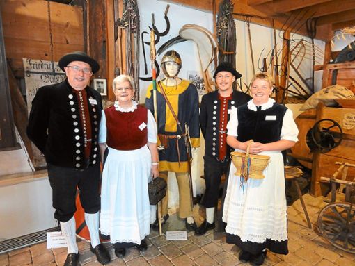 Wilhelm Mohr (von links), Edith, Sven und Daniela Bacher, vom Gültlinger Schwarzwaldverein, präsentierten die Ortschaft und die historischen Grabfunde. Foto: Schillaci Foto: Schwarzwälder Bote