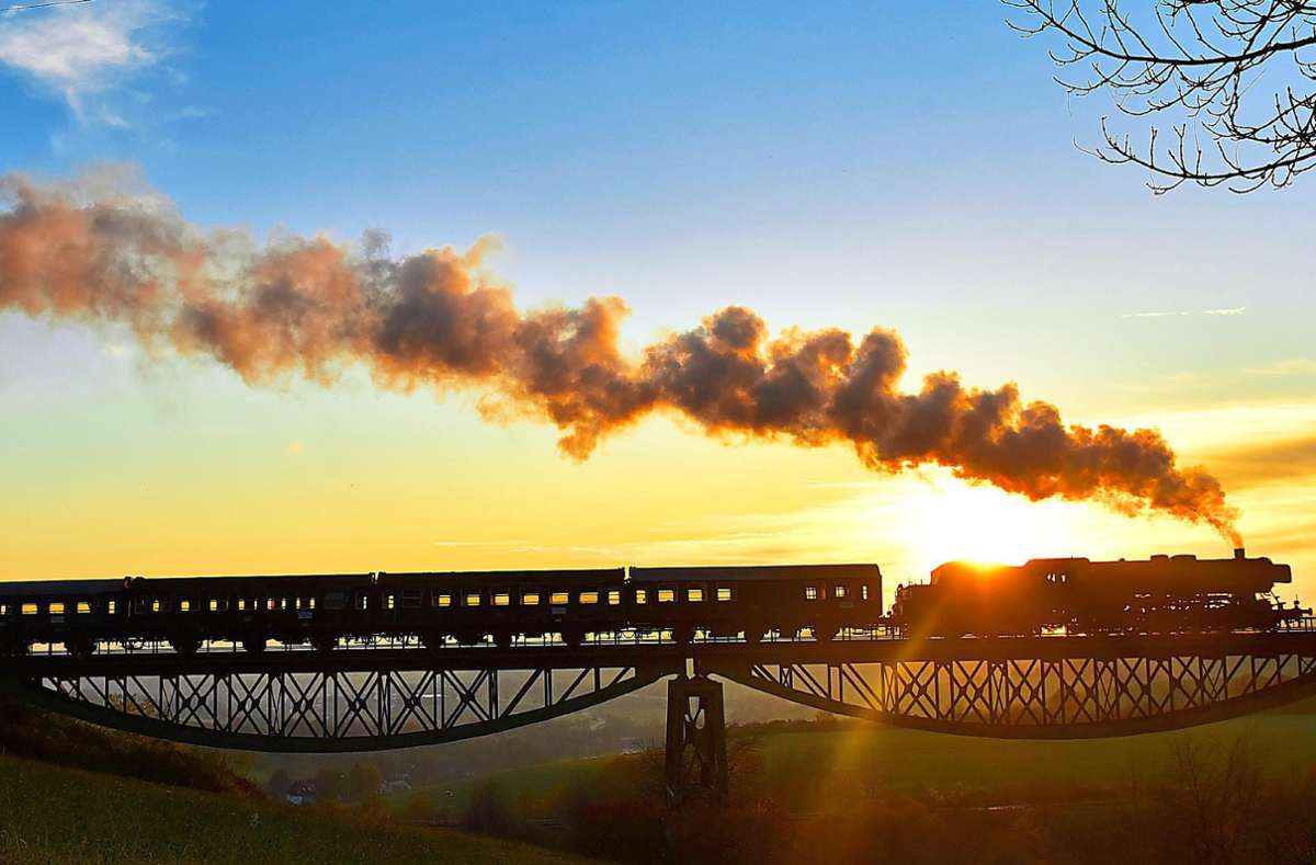 Wenn die Tage kürzer werden, können die Fahrgäste der Sauschwänzlebahn sogar den Sonnenuntergang aus dem Zug heraus betrachten. Foto: Olviver Austen