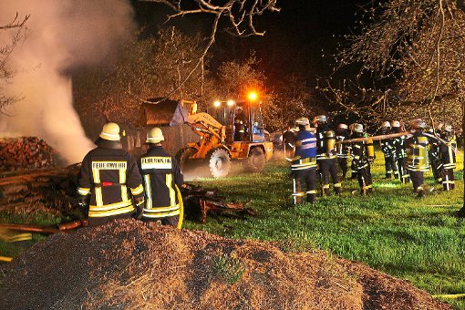 Die Feuerwehr hatte erneute alle Hände voll zu tun beim Brand des Brennholzlagers.  Foto: Bieger