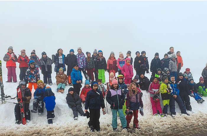 Nagolder Schüler im Schnee: Für die meisten Grundschulkinder war es die Ski-Premiere
